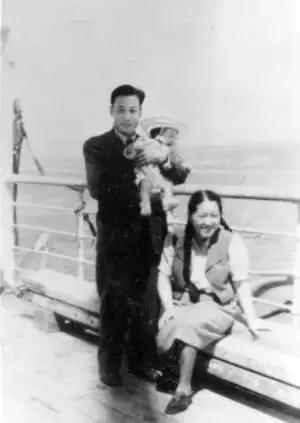 1948年,钱三强何泽慧夫妇抱着女儿在归国邮轮上