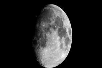 为什么月亮只有一面对着地球?月球暗面真的暗吗?