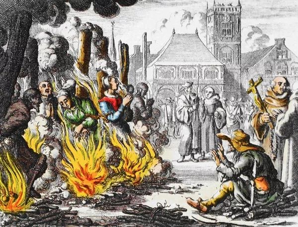 中世纪处置女巫的刑法图片
