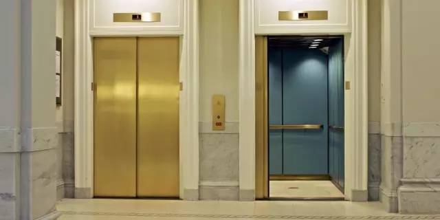 为什么医院电梯，门都是往一侧开启呢？