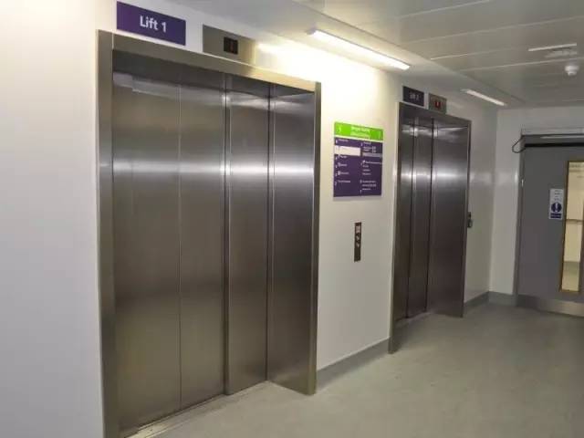 为什么医院电梯，门都是往一侧开启呢？