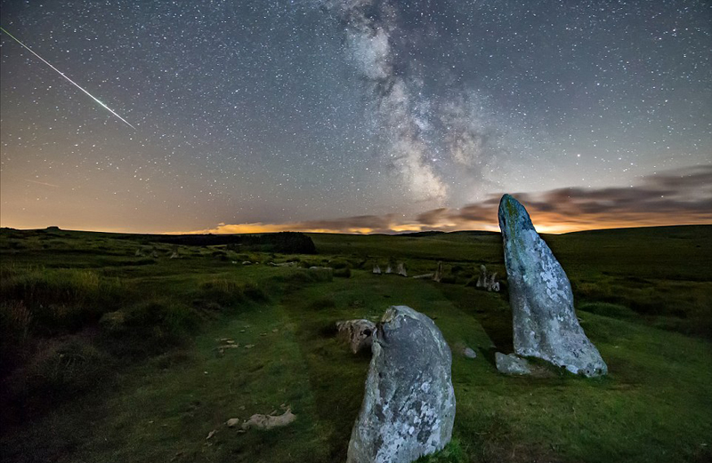 英国英仙座流星雨夜空美景引关注