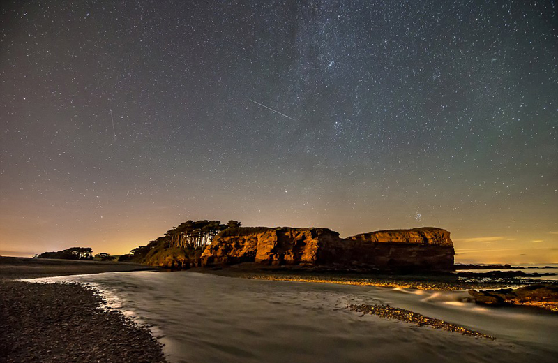 英国英仙座流星雨夜空美景引关注