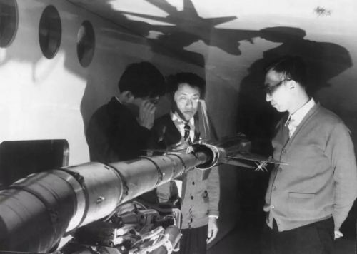 图9 - 李天（右1）在风洞实验室（图片来源：中国航空新闻网）