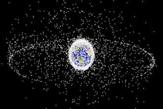 图为地球周围人造卫星的分布示意图。注意近地轨道卫星（内圈）与地球同步轨道卫星（外圈）的区别。图中并非真实比例。