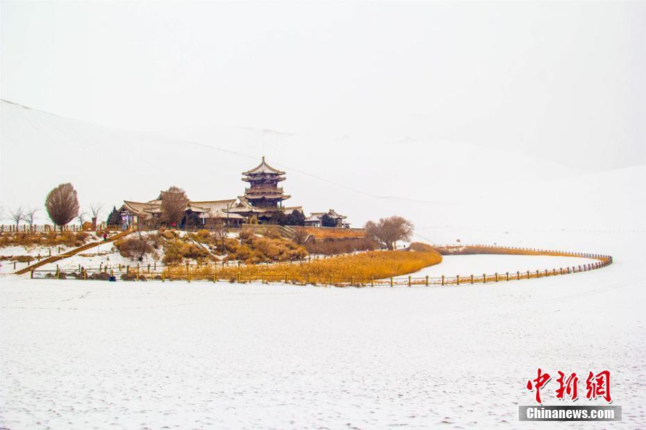 甘肃敦煌迎“透雪” 鸣沙山披“银装”待客