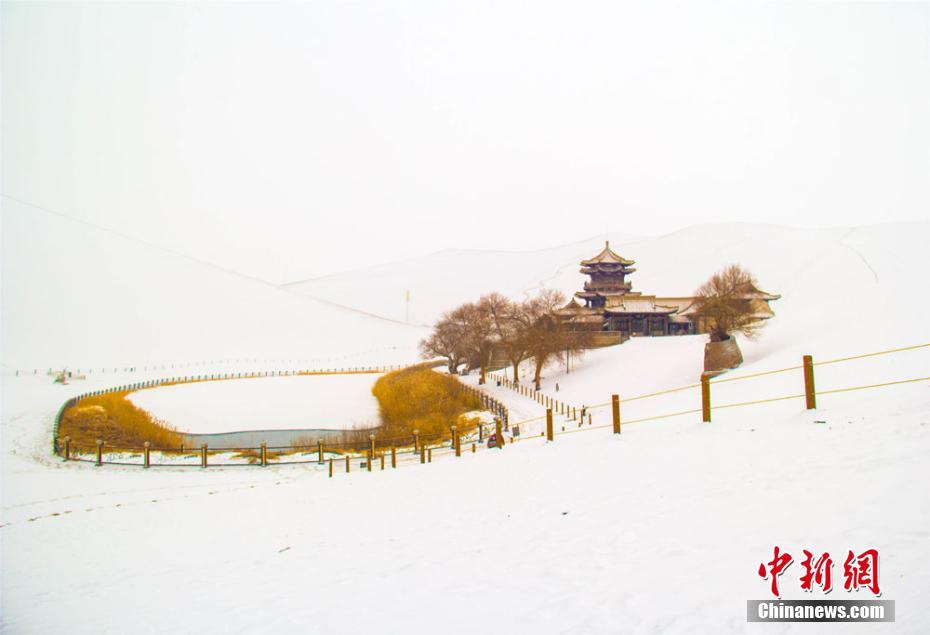 甘肃敦煌迎“透雪” 鸣沙山披“银装”待客