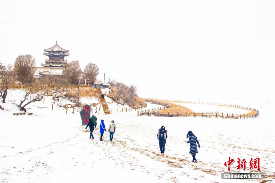 甘肃敦煌迎“透雪” 鸣沙山披“银装”待客