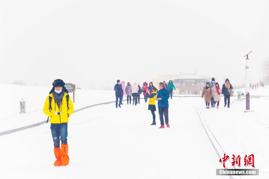 甘肃敦煌迎“透雪” 鸣沙山披“银装”待客