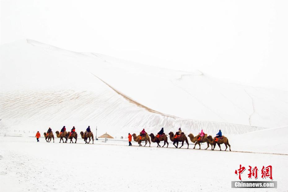 甘肃敦煌迎“透雪” 鸣沙山披“银装”待客