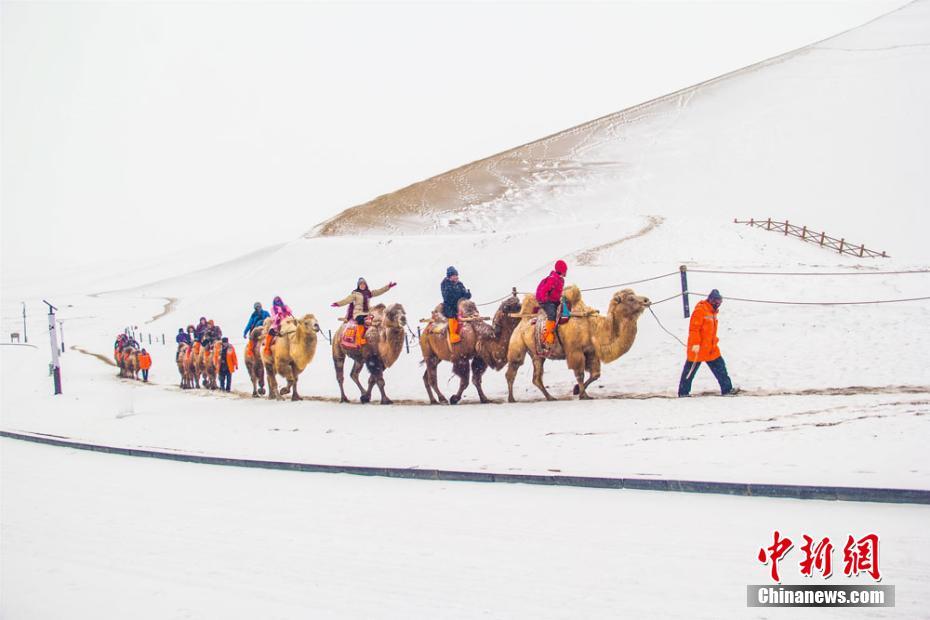 甘肃敦煌迎“透雪” 鸣沙山披“银装”待客